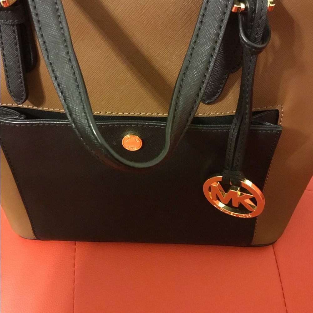 Michael Kors purse (Like New)